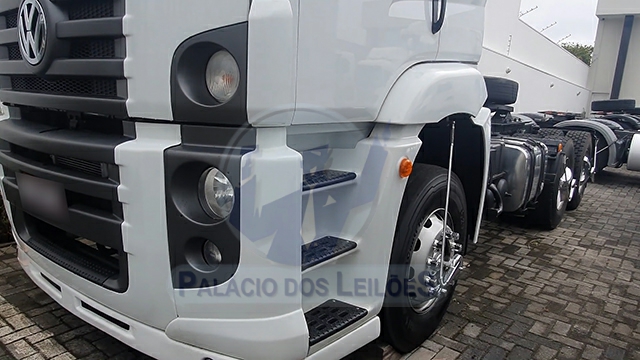 LOTE 003 - VOLKSWAGEN 26-390 E Constel. 6x4 2p 2014